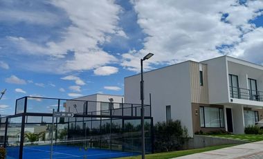 Arriendo casa por estrenar en Puembo en conjunto con piscina, pádel, gimnasio $900 incluida alícuota.