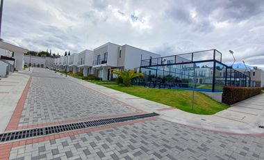 Arriendo casa por estrenar en Puembo en conjunto con piscina, pádel, gimnasio $900 incluida alícuota.