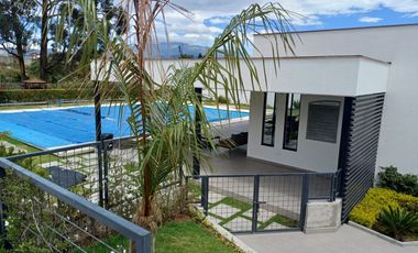 Arriendo casa por estrenar en Puembo en conjunto con piscina, pádel, gimnasio $900 incluida alícuota.