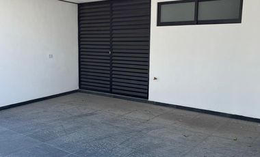 CASA EN RENTA EN FRACCIONAMIENTO A UN COSTADO DE LA CASETA DE LA ATLIXCAYOTL SEMI AMUEBLADA Y SIN MUEBLES