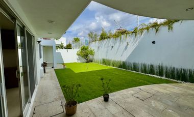 CASA EN RENTA EN FRACCIONAMIENTO A UN COSTADO DE LA CASETA DE LA ATLIXCAYOTL SEMI AMUEBLADA Y SIN MUEBLES