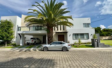 CASA EN RENTA EN FRACCIONAMIENTO A UN COSTADO DE LA CASETA DE LA ATLIXCAYOTL SEMI AMUEBLADA Y SIN MUEBLES