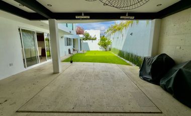 CASA EN RENTA EN FRACCIONAMIENTO A UN COSTADO DE LA CASETA DE LA ATLIXCAYOTL SEMI AMUEBLADA Y SIN MUEBLES