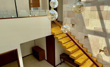 CASA EN RENTA EN FRACCIONAMIENTO A UN COSTADO DE LA CASETA DE LA ATLIXCAYOTL SEMI AMUEBLADA Y SIN MUEBLES