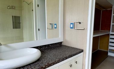 CASA EN RENTA EN FRACCIONAMIENTO A UN COSTADO DE LA CASETA DE LA ATLIXCAYOTL SEMI AMUEBLADA Y SIN MUEBLES