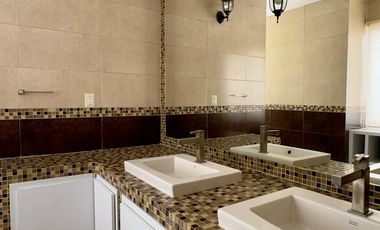 CASA EN RENTA EN FRACCIONAMIENTO A UN COSTADO DE LA CASETA DE LA ATLIXCAYOTL SEMI AMUEBLADA Y SIN MUEBLES