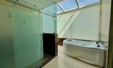 CASA EN RENTA EN FRACCIONAMIENTO A UN COSTADO DE LA CASETA DE LA ATLIXCAYOTL SEMI AMUEBLADA Y SIN MUEBLES