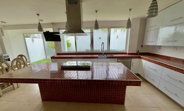 CASA EN RENTA EN FRACCIONAMIENTO A UN COSTADO DE LA CASETA DE LA ATLIXCAYOTL SEMI AMUEBLADA Y SIN MUEBLES