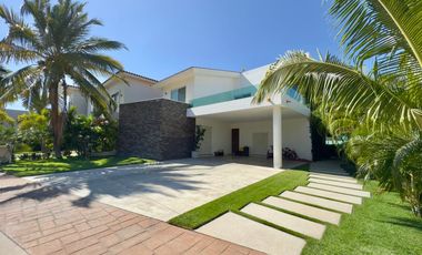 Casa Moderna con 4 Recámaras y Jacuzzi Privado en Exclusivo Desarrollo en Riviera Nayarit