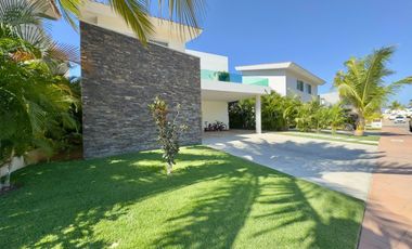 Casa Moderna con 4 Recámaras y Jacuzzi Privado en Exclusivo Desarrollo en Riviera Nayarit