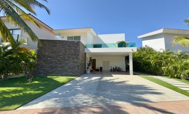 Casa Moderna con 4 Recámaras y Jacuzzi Privado en Exclusivo Desarrollo en Riviera Nayarit