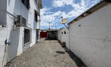 VILLAMIL PLAYAS VENDO CASA RENTERA DE TRES PISOS A UNA CUADRA DEL MAR