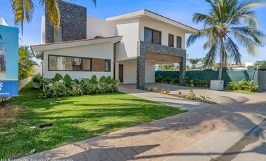 Residencia de Lujo con Alberca y Jardín Privado en Los Tigres, Nuevo Vallarta