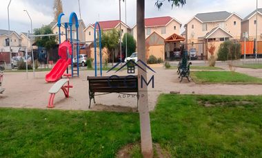 Casa De 2 Pisos Barrio Tranquilo Frente A Plaza con Juego