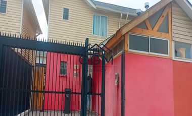 Casa De 2 Pisos Barrio Tranquilo Frente A Plaza con Juego