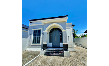 Dijual Rumah Classic Eropa di Lamjabat - Secantik ini Hanya 750 Juta!