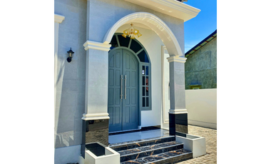 Dijual Rumah Classic Eropa di Lamjabat - Secantik ini Hanya 750 Juta!