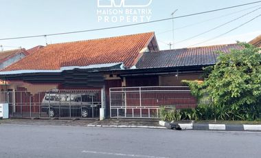 DIJUAL RUMAH + 3 TOKO PINGGIR JALAN DI SALATIGA - JAWA TENGAH