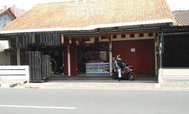 DIJUAL RUMAH + 3 TOKO PINGGIR JALAN DI SALATIGA - JAWA TENGAH