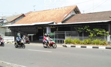 DIJUAL RUMAH + 3 TOKO PINGGIR JALAN DI SALATIGA - JAWA TENGAH