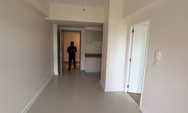 💰 ₱7,199,507 | LARSEN TOWER by ROCKWELL – 1BR (38 sqm) with 1 Parking | High-Floor Garden & Amenity View with Skyline