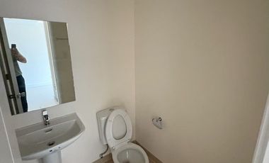 💰 ₱7,199,507 | LARSEN TOWER by ROCKWELL – 1BR (38 sqm) with 1 Parking | High-Floor Garden & Amenity View with Skyline