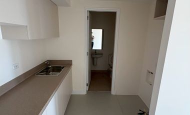 💰 ₱7,199,507 | LARSEN TOWER by ROCKWELL – 1BR (38 sqm) with 1 Parking | High-Floor Garden & Amenity View with Skyline