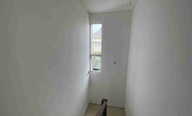 Disewakan Rumah 2 lantai dekat kolam renang dalam cluster di summarecon bekasi