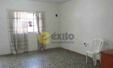 VENDO CASA EN AVENIDA COMERCIAL EN LA URB. PIURA