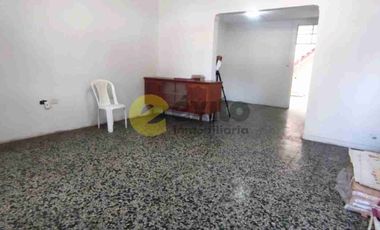VENDO CASA EN AVENIDA COMERCIAL EN LA URB. PIURA