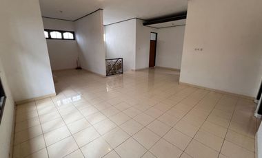FOR RENT RUMAH SIAP HUNI BISA BUAT KANTOR STARTEGIS DI RENON