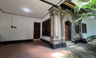 FOR RENT RUMAH SIAP HUNI BISA BUAT KANTOR STARTEGIS DI RENON