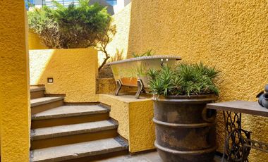 CASA SOLA EN PSEO DE LOS LAURELES 400 MTS