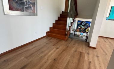 CASA SOLA EN PSEO DE LOS LAURELES 400 MTS