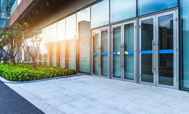 Se Vende Placa Comercial De 27 Locales + 60 Estacionamientos