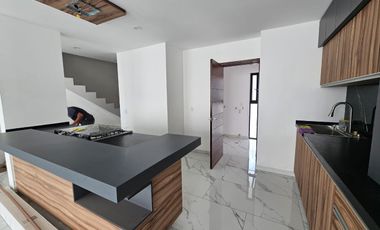 CASA EN VENTA EN SENDEROS DE MONTEVERDE 139 COTO 5 LAS MOTAÑAS