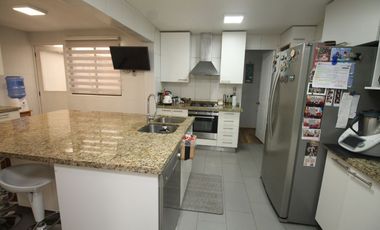 OPORTUNIDAD BELLAMENTE REMODELADA Y EQUIPADA FULL- Casa venta Peñalolén Condominio