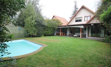 OPORTUNIDAD BELLAMENTE REMODELADA Y EQUIPADA FULL- Casa venta Peñalolén Condominio