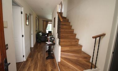 OPORTUNIDAD BELLAMENTE REMODELADA Y EQUIPADA FULL- Casa venta Peñalolén Condominio