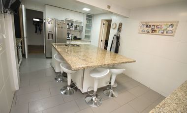 OPORTUNIDAD BELLAMENTE REMODELADA Y EQUIPADA FULL- Casa venta Peñalolén Condominio