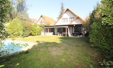 OPORTUNIDAD BELLAMENTE REMODELADA Y EQUIPADA FULL- Casa venta Peñalolén Condominio