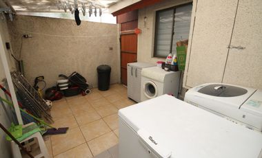 OPORTUNIDAD BELLAMENTE REMODELADA Y EQUIPADA FULL- Casa venta Peñalolén Condominio