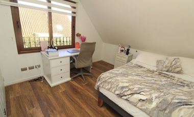 OPORTUNIDAD BELLAMENTE REMODELADA Y EQUIPADA FULL- Casa venta Peñalolén Condominio