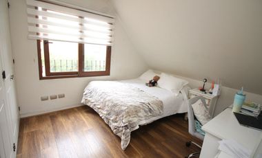 OPORTUNIDAD BELLAMENTE REMODELADA Y EQUIPADA FULL- Casa venta Peñalolén Condominio