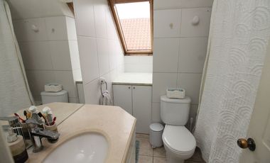 OPORTUNIDAD BELLAMENTE REMODELADA Y EQUIPADA FULL- Casa venta Peñalolén Condominio