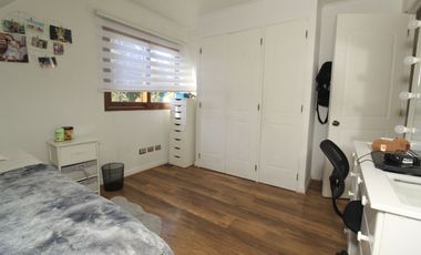 OPORTUNIDAD BELLAMENTE REMODELADA Y EQUIPADA FULL- Casa venta Peñalolén Condominio