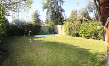 OPORTUNIDAD BELLAMENTE REMODELADA Y EQUIPADA FULL- Casa venta Peñalolén Condominio