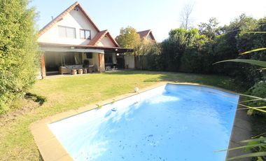 OPORTUNIDAD BELLAMENTE REMODELADA Y EQUIPADA FULL- Casa venta Peñalolén Condominio