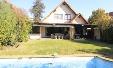 OPORTUNIDAD BELLAMENTE REMODELADA Y EQUIPADA FULL- Casa venta Peñalolén Condominio