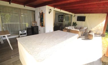 OPORTUNIDAD BELLAMENTE REMODELADA Y EQUIPADA FULL- Casa venta Peñalolén Condominio